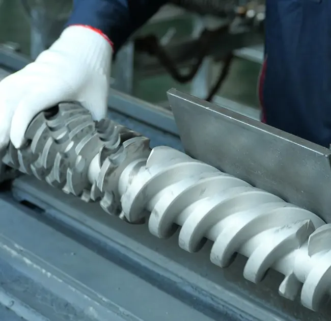 Por que as linhas pretas aparecem repetidamente na extrusora? Este artigo ensina como determinar rapidamente se isso é causado por um problema no cilindro ou no parafuso.